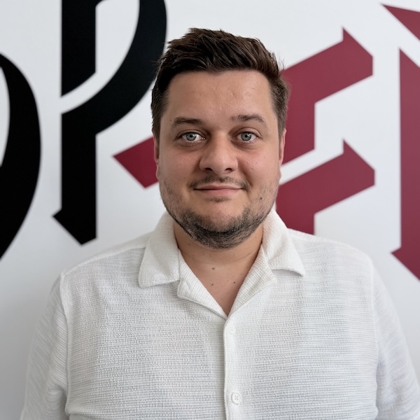 Maximilian Solorz,
                                         Responsable logistique 